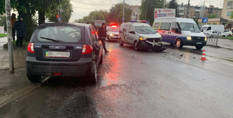 Мчали на виклик про тяжкий злочин: екіпаж поліції потрапив у ДТП